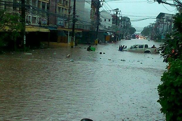 Nach tagenlangen schweren Regenfällen stand die Hauptstraße um Koh Samui 60 Zentimeter unter Wasser