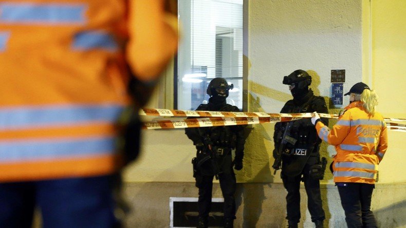 Klicken um zu vergrößern polizei vor islamischen Zentrum in Zürich