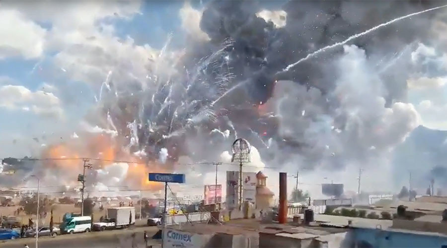 Klicken um zu vergrößern mexico fireworks explosion