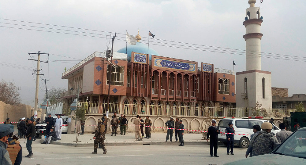 Klicken um zu vergrößern Afghan security forces keep watch in front of a mosque where an explosion happened in Kabul, Afghanistan November 21, 2016