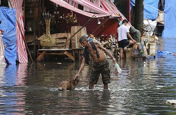 Der Taifun Nock-Ten hat in Quezon City nördlich von Manila für überflutete Straßen gesorgt.