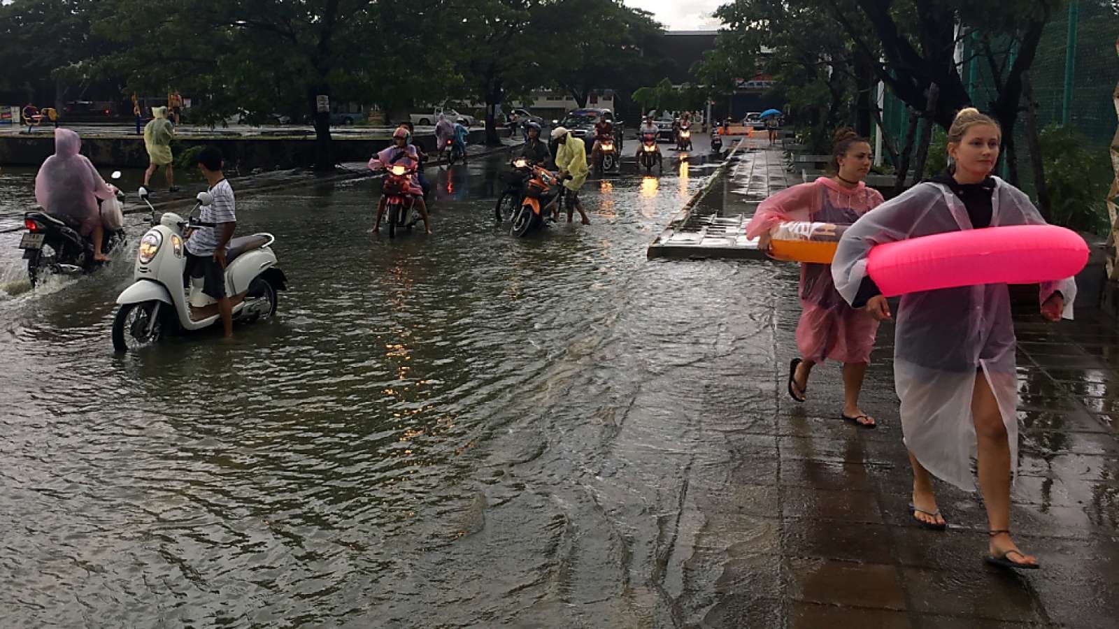 überschwemmungen süd-thailand,thailand hochwasser