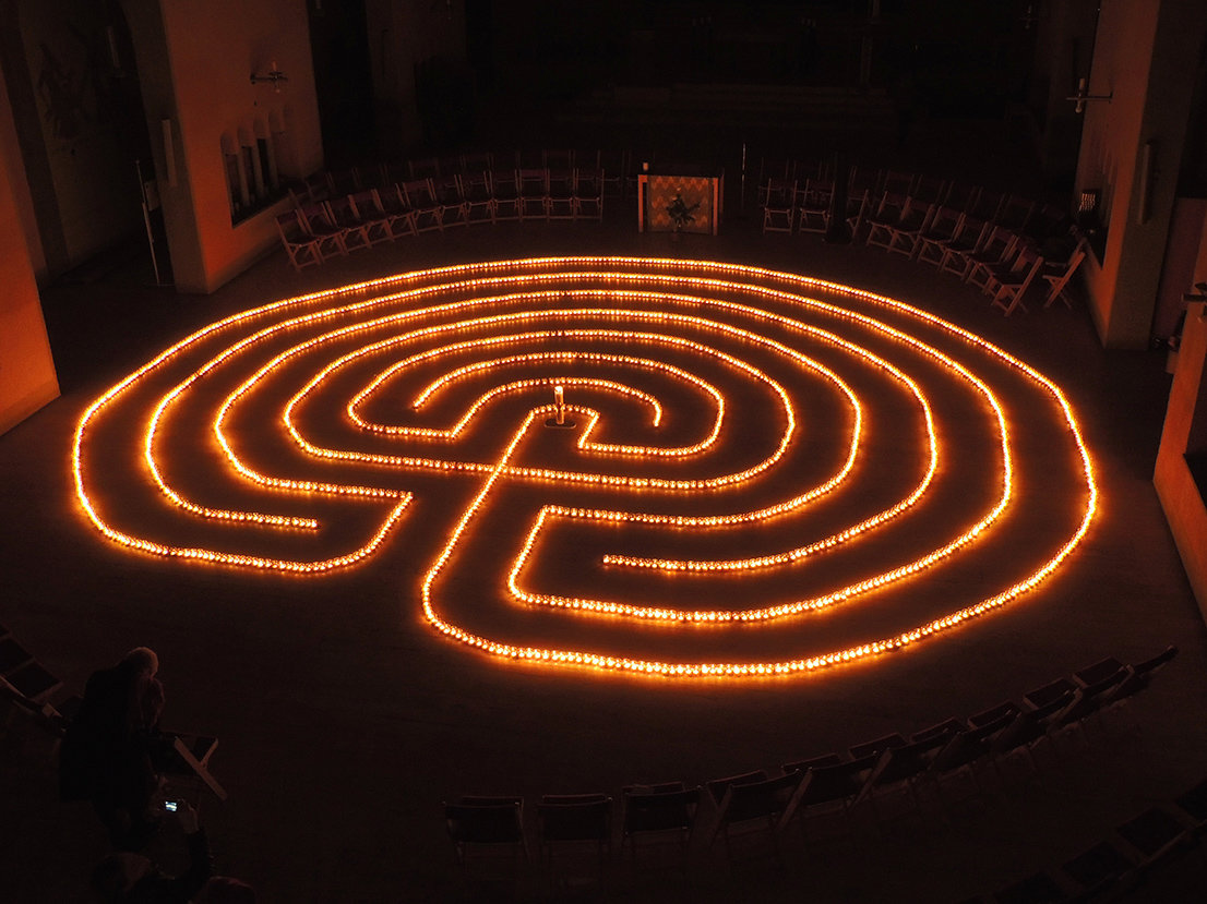 Labyrinth aus 2500 brennenden Teelichtern in der Kirche des heiligen Kreuzes in Frankfurt am Main