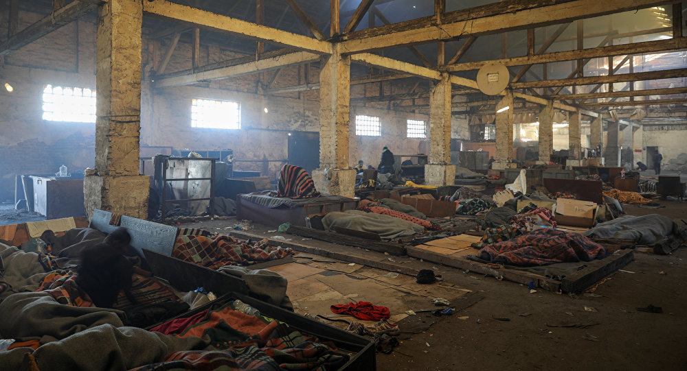 flüchtlinge in halle,schlafhalle flüchtlinge,fabrikhalle migranten