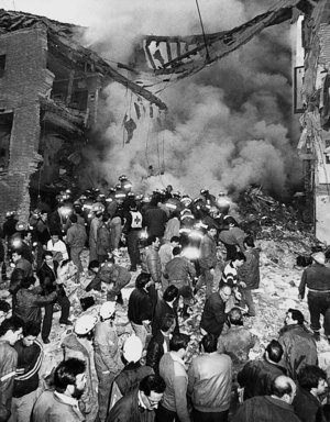 Eines ihrer verheerendsten Attentate verübte die ETA am 11. Dezember 1987 mit einer Autobombe auf eine Kaserne der Guardia Civil in Saragossa. Elf Menschen starben, darunter fünf Kinder