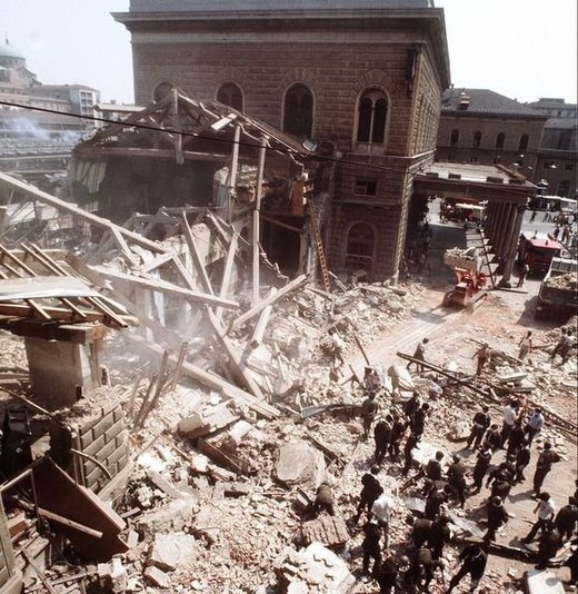 Bei einem blutigen Bombenanschlag mit 85 Toten verwüsteten Neofaschisten am 2. August 1980 den Hauptbahnhof der norditalienischen Stadt Bologna.