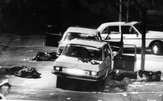 Klicken um zu vergrößern Am 5. September 1977 wurde der deutsche Arbeitgeberpräsident Hanns-Martin Schleyer von einem Kommando der Roten Armee Fraktion (RAF) entführt. Die Leichen der dabei getöteten Begleitpolizisten liegen auf der Strasse.