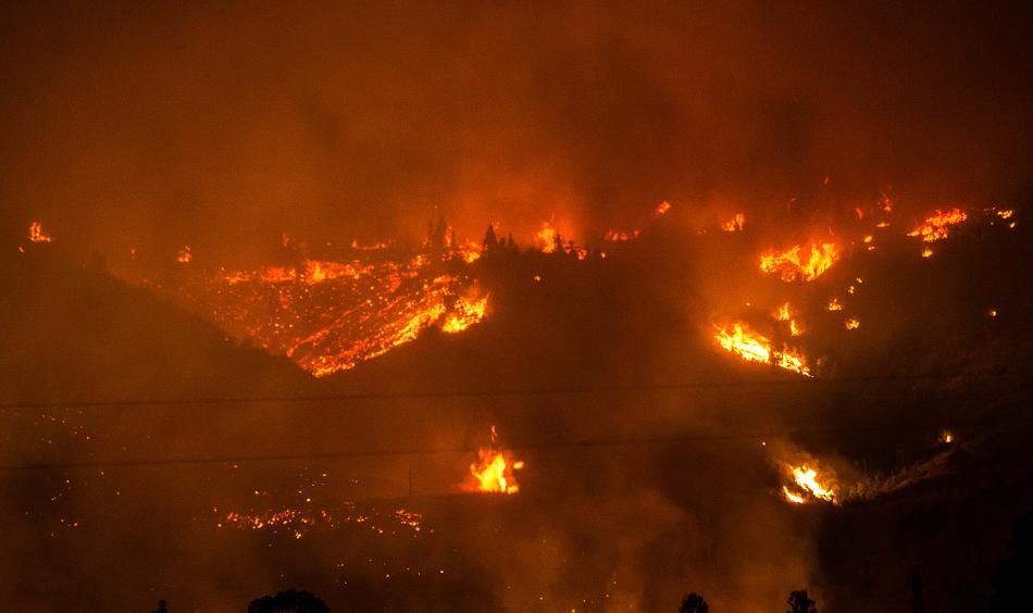 Eine Aufnahme des Feuers in Vichuquen, etwa 280 Kilometer südlich von Santiago.