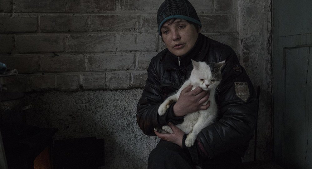 Einwohner Donbass mit Katze