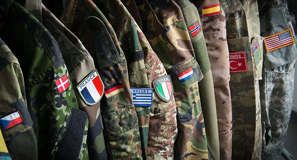 NATO-Uniformen aufgereiht
