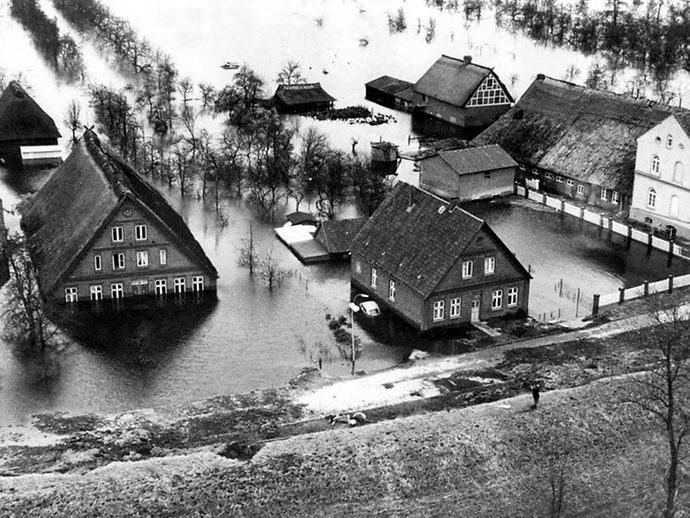Die Sturmflut aus dem Jahr 1962 traf die Elbinsel Wilhelmsburg am härtesten. Dort standen ganze Gemeinden unter Wasser. In der Nacht starben über 300 Menschen.