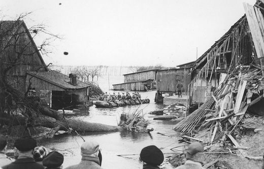 Der Grenzschutz dringt in das Katastrophengebiet bei Achterdeich vor 1962