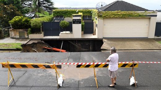 In einem Vorort von Sydney hat sich ein großes Erdloch aufgetan Februar 2017