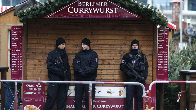Polizisten Imbissbude Berlin,Polizisten Berliner Weihnachtsmarkt
