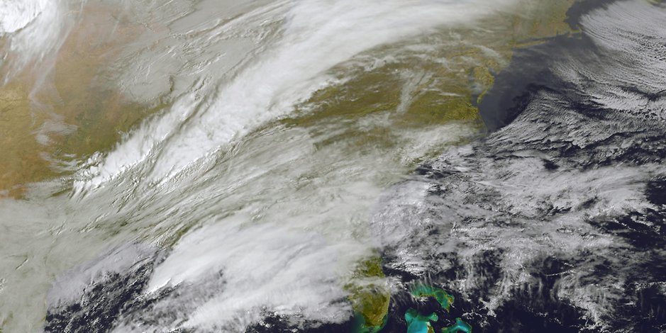 Satellitenbilder zeigen das Ausmaß des Blizzards über der Ostküste der USA.