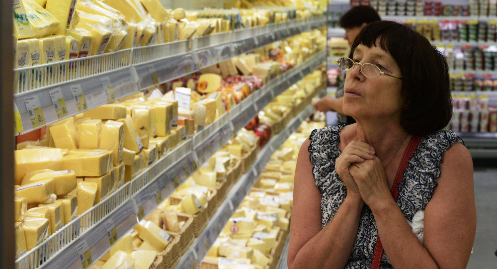 Kundin vor Käse Supermarkt