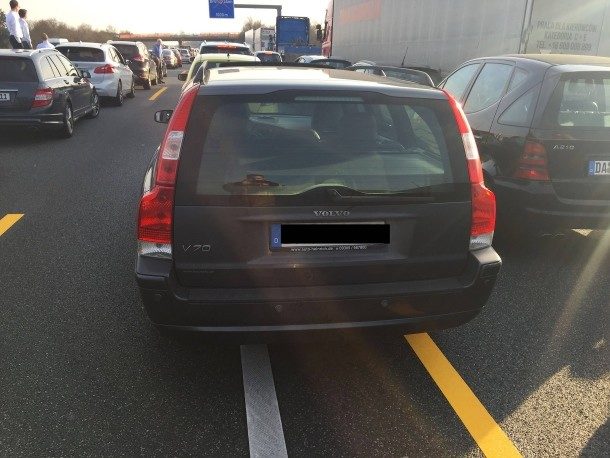 Rücksichtslose Autofahrer blockieren die Rettungsgasse