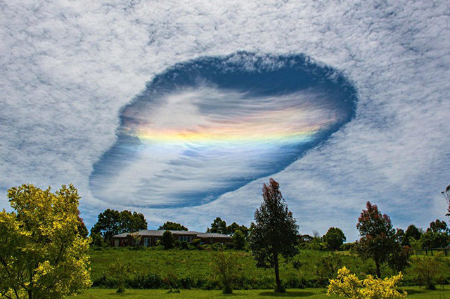 Kuriose Wolkenlöcher heißen nicht mehr nur Hole-Punch-Cloud, sondern tragen nun auch die offizielle Bezeichnung Cavum. In diesem Bild gesellt sich sogar noch ein Zirkumhorizontalbogen hinzu.