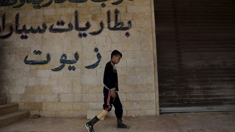 Junge mit Beinprothese in Syrien