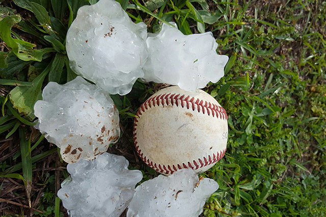 In den USA haben am Mittwoch schwere Unwetter gewütet. Dabei prasselten baseballgroße Hagelgeschosse vom Himmel, die wie hier in Munford im Nordosten des Bundesstaates Alabama enorme Schäden verursachten