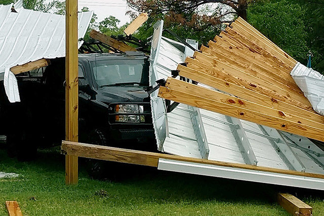 Auch von Alabama bis Georgia toben gleich mehrere Tornados. Hier hat der Wirbelsturm eine Dachkonstruktionen auf einen Geländewagen gefegt