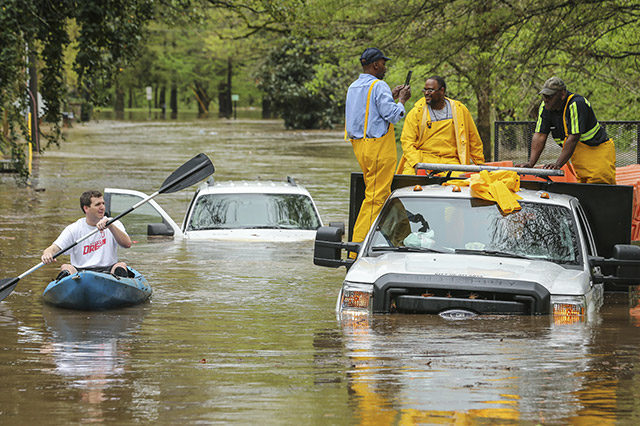 Nach schweren Gewittern mit Starkregen stehen einige Landstriche bei Atlanta unter Wasser. Viele Flüsse sind rasch über die Ufer getreten. Die Regenfluten haben hier die Bauarbeiter überrascht, sie stecken nun in den Wassermassen erst einmal fest.