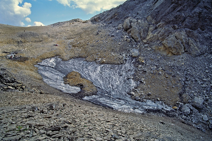 Das Eisfeld am Schnidejoch Pass (2.756 m.ü.M.) ist in den vergangenen Jahrzehnten stark abgeschmolzen. Das Bild zeigt die Situation im Jahr 2005. 