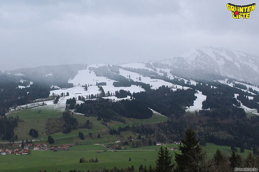 Am Grünten bei Rettenberg im Allgäu liegt die Schneefallgrenze wie mit einem Lineal gezogen bei rund 1000 Meter Höhe.