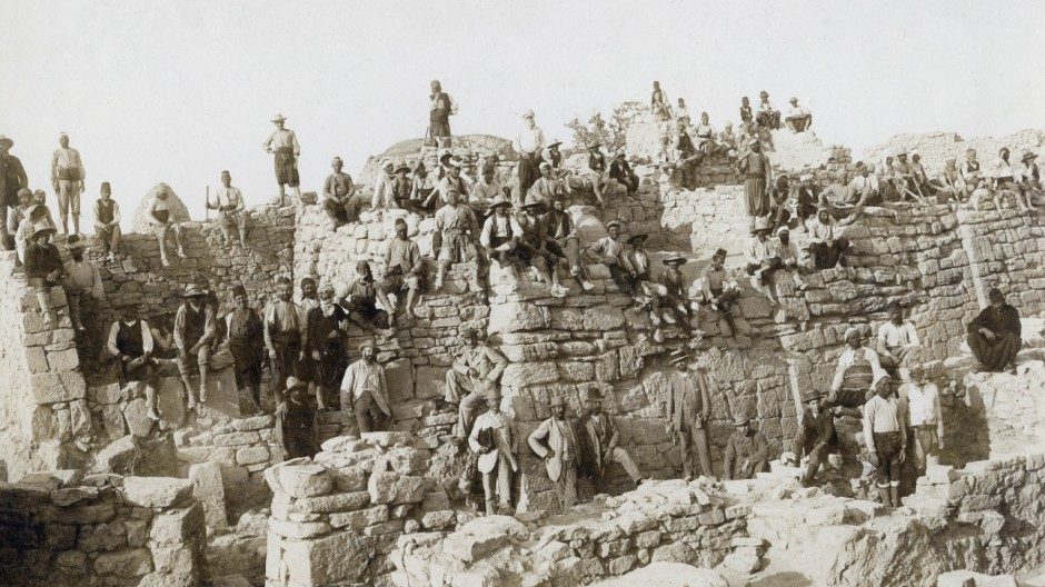 Ausgrabungsarbeiten in den Ruinenhügeln von Hisarlik um 1890, dem Ort, wo Schliemann das antike Troja vermutet hat.