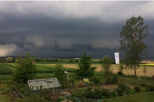 Mit bedrohlich dunklen Wolken zieht im Landkreis Kassel am Donnerstagnachmittag ein Gewitter auf. Mai 2017