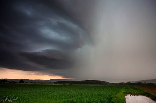 Ein heftiges Gewitter mit bedrohlichen Wolkenstrukturen tobt sich am Abend bei Reutlingen aus. Gut zu erkennen ist der Hagel- und Regenvorhang. Mai 2017