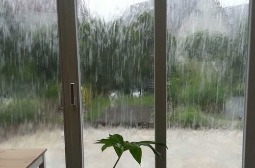 Bielefeld-Windelsbleiche wird von einem heftigen Gewitter mit Platzregen voll getroffen. Alle Ampeln im Stadtteil fallen daraufhin erst einmal aus. mai 2017