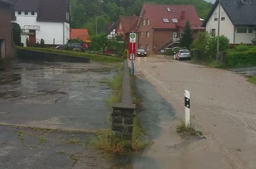 In Lemgo im Kreis Lippe flutet heftiger Gewitterregen ebenfalls zahlreiche Straßen. Mai 2017