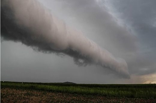 Die imposante Böenwalze eines kräftigen Gewitters rollt auf das nordhessische Hofgeismar zu. Mai 2017