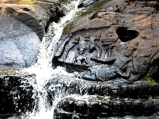 n den Stein geritzte Figuren der Götter Vishnu und Lakshmi am Fluss Kbal Spean 