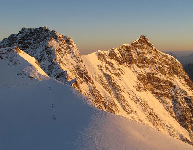 Der Colle Gnifetti in den Alpen - ein Eisbohrken aus diesem Gletscher lieferte Daten zur Entwicklung der Bleibelastung in den letzten 2.000 Jahren. 