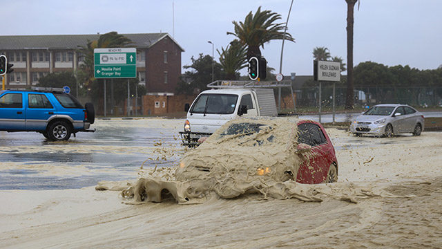 Heftige Brandungswellen überfluten küstennahe Bereiche in Kapstadt. 