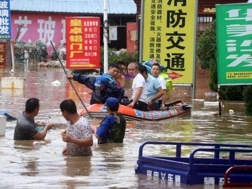 Land unter in Loudi in der Provinz Hunan: Bewohner müssen in Schlauchbooten aus ihren Häusern evakuiert werden.