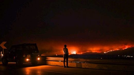 Wegen Waldbränden sind einem Medienbericht zufolge an der Küste Montenegros mehrere Urlaubsresorts geräumt worden.
