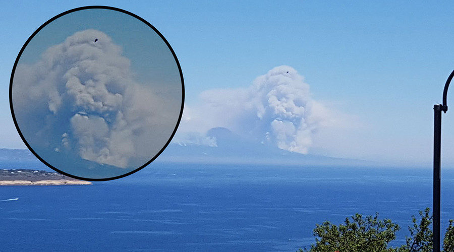 Mount Vesuvius skull cloud