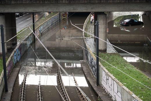 Überflutete Straßen und Schienen in Köln