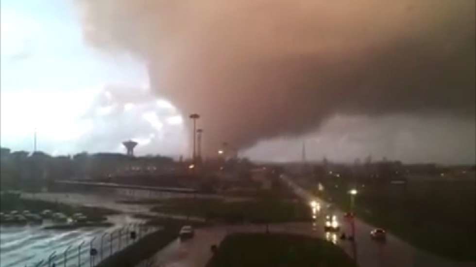 Ein Tornado wütete am Sonntag am Strand von Ostia, in der Nähe von Rom. Zehn Menschen wurden verletzt.