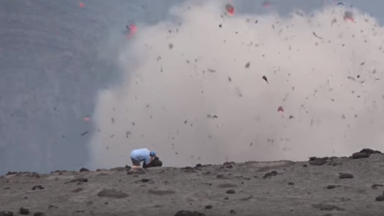 Kameramann filmt Explosion im Vulkankrater und läuft nicht vor Lava weg
