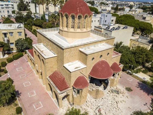 Schäden an einer Griechisch-orthodoxen Kirche sind auf Kos nach einem starken Erdbeben zu sehen