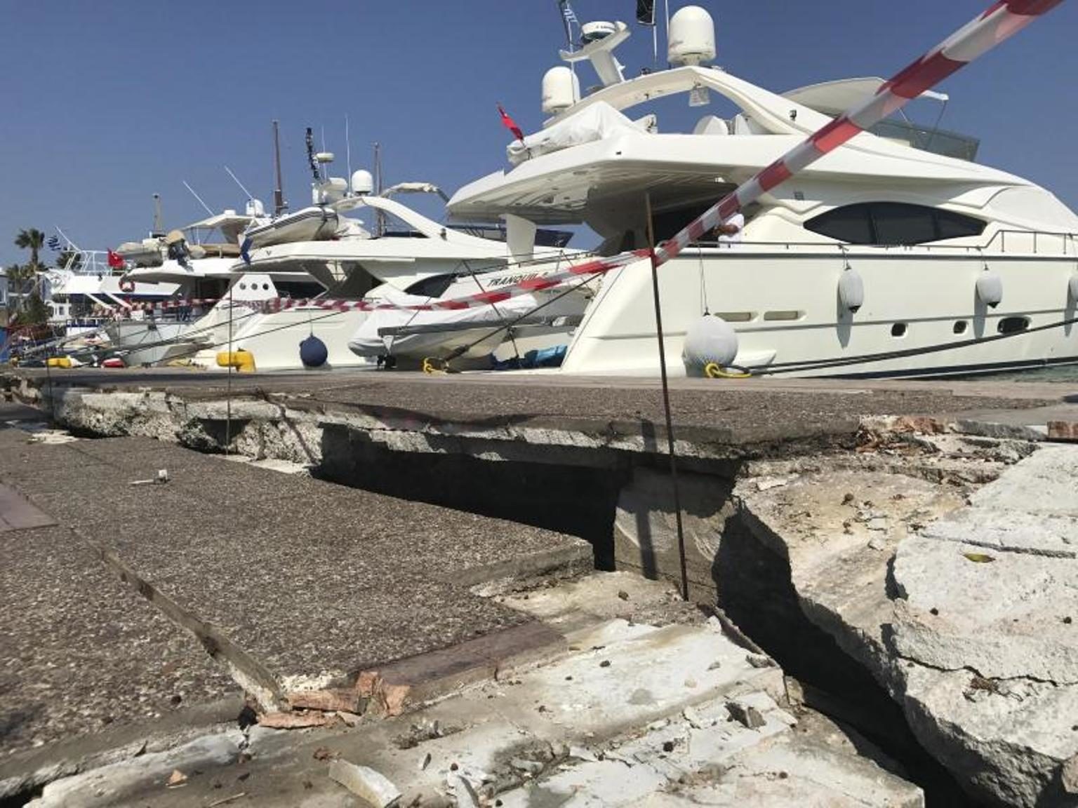 Der Yachthafen der Inselhauptstadt Kos wurde von einer kleinen Tunami-Welle getroffen. Gebäudemauern zeigen Risse oder stürzten ein