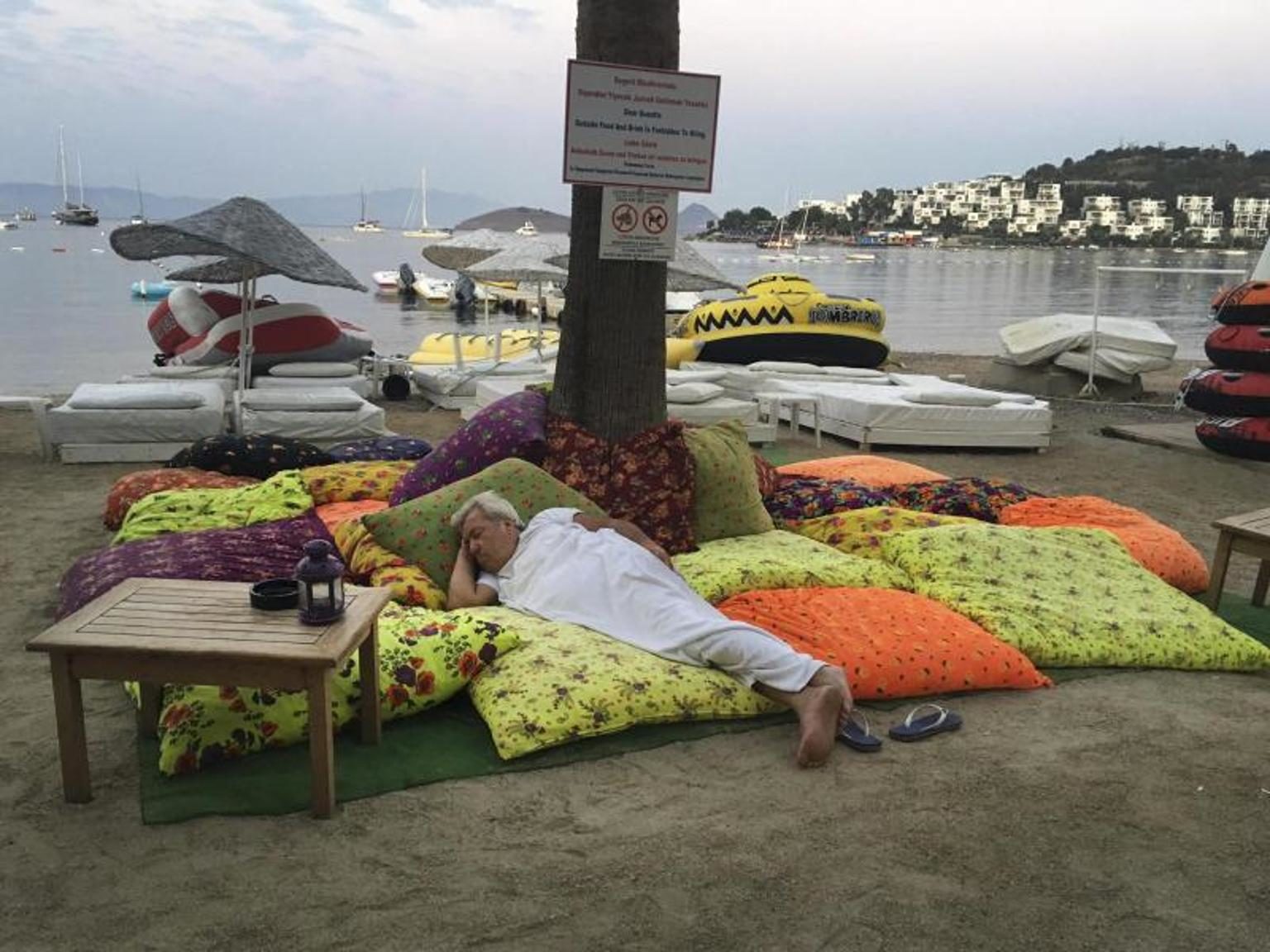 Ein Mann schläft nach dem Erdbeben im türkischen Bitez im Freien.