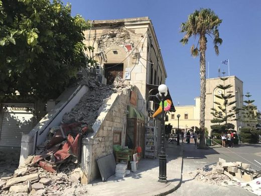 Trümmer an einer beschädigten Moschee: Auf Kos stürzten auch die Mainarette von zwei alten Moscheen ein.