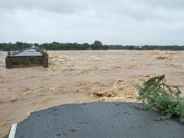 Im Bundesstaat Gujarat haben die heftigen Regenfälle auch eine Autobahnbrücke weggespült.