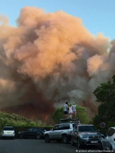Urlaubserlebnis der besonderen Art: Touristen beobachten die Brände in La Croix-Valmer nahe Saint-Tropez