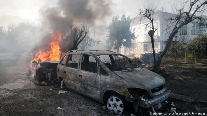 Nicht mehr zu retten: Brennende Autos in Carros